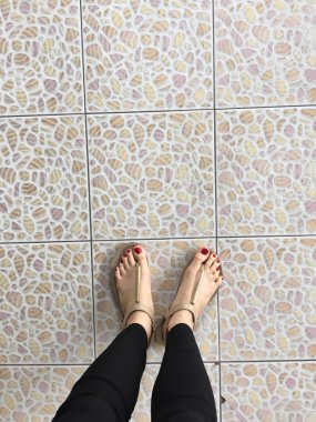 Kadın bacaklar giyen Ayakkabı Ayakkabı zemin arka planda