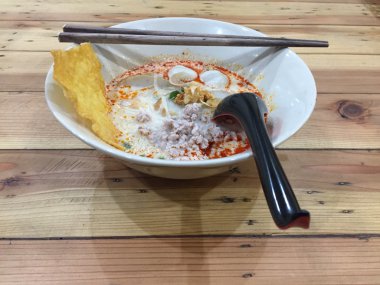 Şehriye Tom Yum domuz eti ile baharatlı Tayland şehriye ahşap arka plan üzerinde 