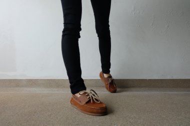 Kadın kahverengi ayakkabı kapatın. Açık moda ayakkabı ayakkabı kavramı 