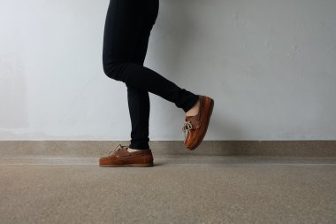 Kadın kahverengi ayakkabı kapatın. Açık moda ayakkabı ayakkabı kavramı 