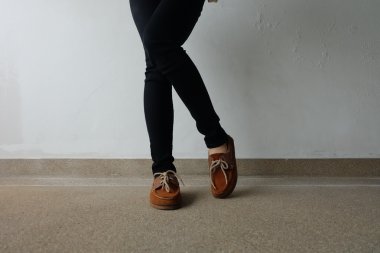 Kadın kahverengi ayakkabı kapatın. Açık moda ayakkabı ayakkabı kavramı 