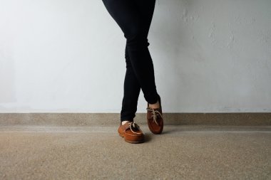 Kadın kahverengi ayakkabı kapatın. Açık moda ayakkabı ayakkabı kavramı 