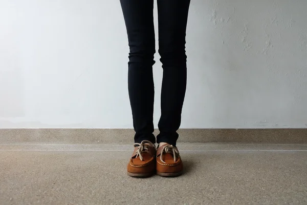 女性の茶色の靴のクローズ アップ。屋外ファッション靴シューズ コンセプト — ストック写真