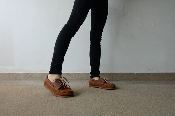 Kadın kahverengi ayakkabı kapatın. Açık moda ayakkabı ayakkabı kavramı — Stok fotoğraf