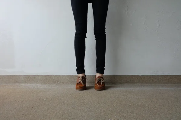 Primer plano de zapatos marrones femeninos. Zapatos de moda al aire libre Calzado Concepto — Foto de Stock