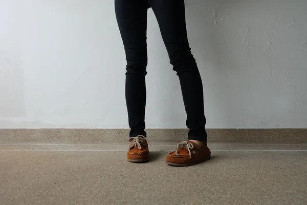 女性の茶色の靴のクローズ アップ。屋外ファッション靴シューズ コンセプト — ストック写真