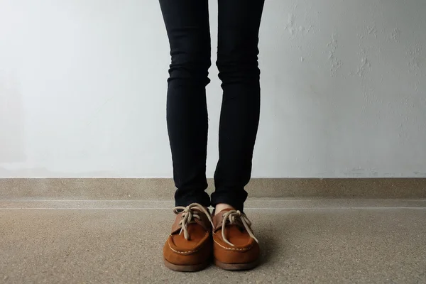 Primer plano de zapatos marrones femeninos. Zapatos de moda al aire libre Calzado Concepto —  Fotos de Stock