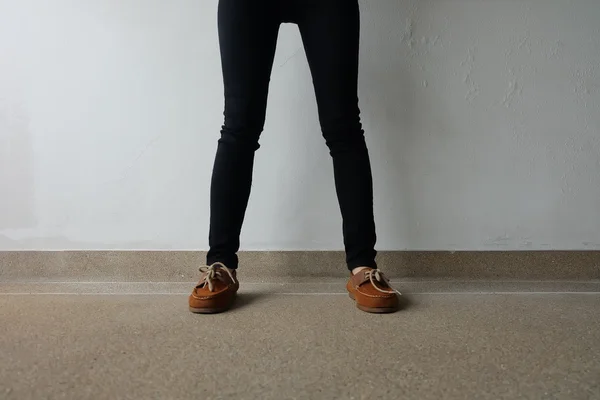 Detail samice hnědé boty. Venkovní módní boty obuv koncept — Stock fotografie