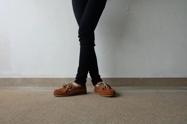 Női barna cipő közelről. Kültéri divat cipő lábbeli koncepció — Stock Fotó