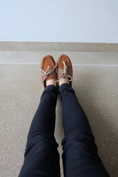Закрыть женскую коричневую обувь. Outdoor Fashion обувная концепция обуви — стоковое фото