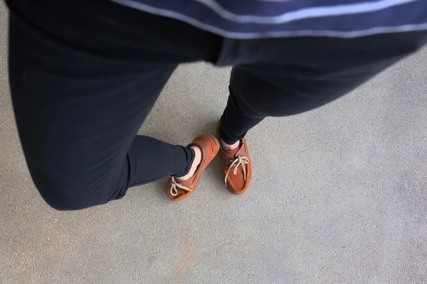 Nahaufnahme weiblicher brauner Schuhe. Outdoor-Mode Schuhe Schuhkonzept — Stockfoto