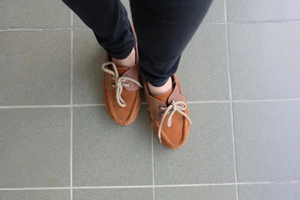 Närbild av kvinnliga bruna skor. Utomhus Fashion skor skor-konceptet — Stockfoto