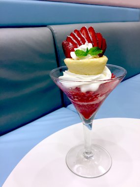 Lezzetli çilekli Cheesecake dondurma masada 