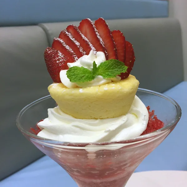 Heerlijke aardbeien Cheesecake ijs op tafel — Stockfoto