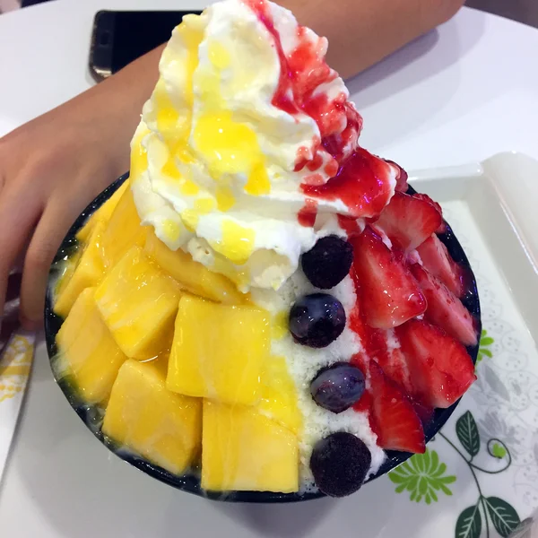 Erdbeere und Mango, Beerenkrümelbingsu - koreanisches Dessert auf dem Tisch — Stockfoto