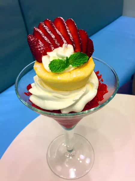 Delicioso helado de pastel de queso de fresa en la mesa —  Fotos de Stock