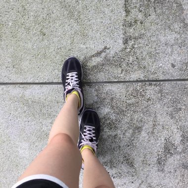  Koşu ayakkabıları. Yalınayak koşu ayakkabıları portre. Zemin veya kat arka plan üzerinde spor ayakkabı giyen kadın