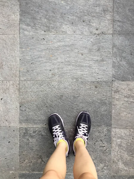 Laufschuhe. Barfußlaufschuhe in Nahaufnahme. Frau trägt Sportschuhe auf Boden oder Boden Hintergrund — Stockfoto