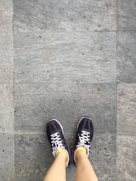 Zapatos para correr. Zapatos descalzos corriendo Primer plano. Mujer que usa zapatos deportivos en el fondo del suelo o del piso — Foto de Stock