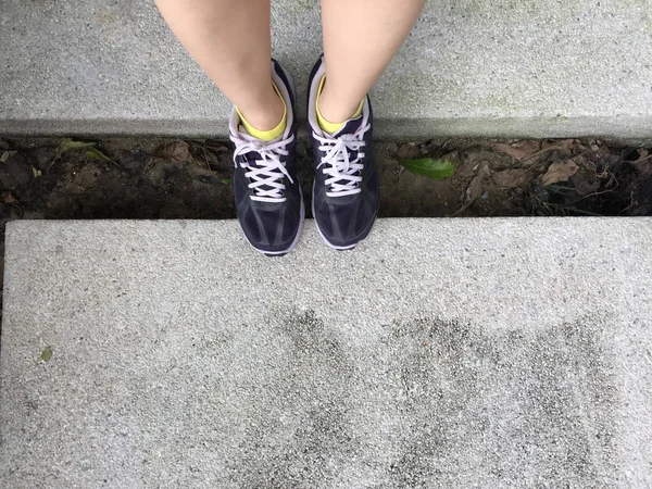 Обувь для бега. Босиком, бегущим обувью крупным планом. Женщина в спортивной обуви на земле или на полу — стоковое фото