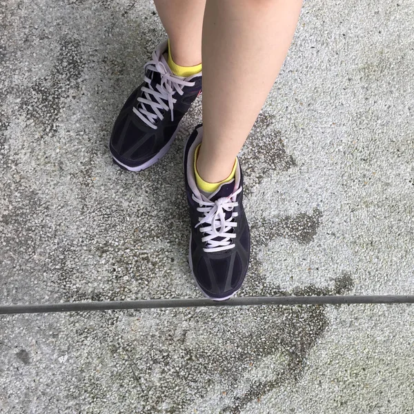 Löparskor. Barfota löparskor närbild. Kvinna som bär sportskor på marken eller golvet bakgrund — Stockfoto