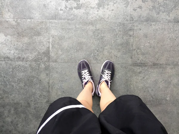 Running Shoes. Barefoot running Shoes Closeup. Woman Wearing Sport Shoes On Tile Background — Stock Photo, Image