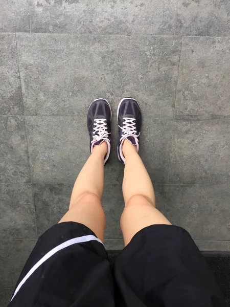 跑步鞋。赤脚跑步鞋特写。女人穿着运动鞋上平铺背景 — 图库照片
