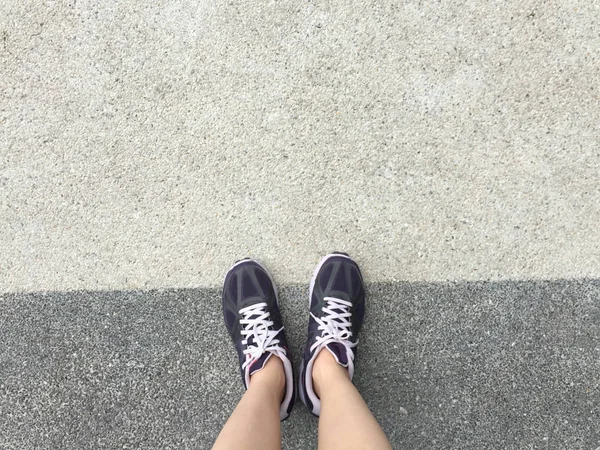 Futócipő. Barefoot futócipő Vértes. Nő a földön vagy a padló háttér Sport cipő viselése. — Stock Fotó