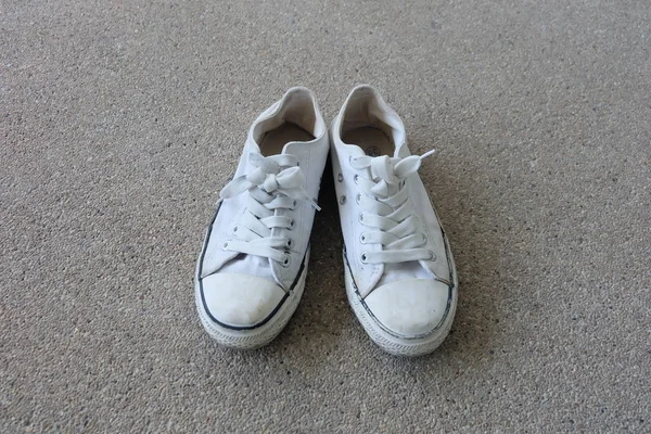 Vintage-Schuhe, weiße Turnschuhe auf dem Boden Hintergrund — Stockfoto