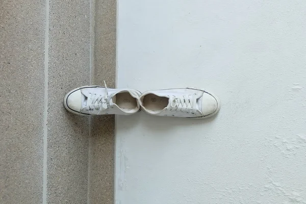 ヴィンテージの靴、床の背景にホワイト スニーカー — ストック写真