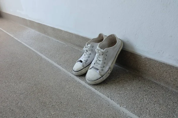 Buty, białe trampki na tle podłogi — Zdjęcie stockowe
