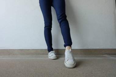Kot ve beyaz spor ayakkabı sokaklarda genç kadın moda 