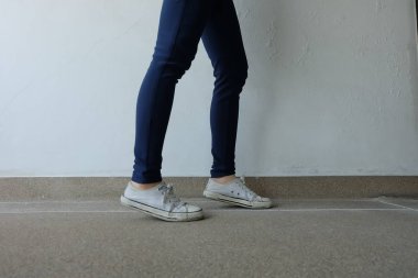 Kot ve beyaz spor ayakkabı sokaklarda genç kadın moda 