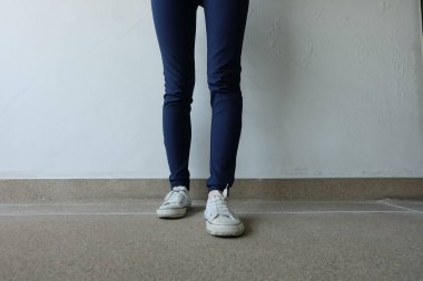 Kot ve beyaz spor ayakkabı sokaklarda genç kadın moda 