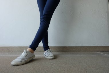 Kot ve beyaz spor ayakkabı sokaklarda genç kadın moda 