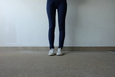 Kot ve beyaz spor ayakkabı sokaklarda genç kadın moda 