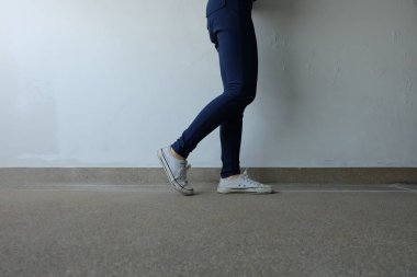 Kot ve beyaz spor ayakkabı sokaklarda genç kadın moda 