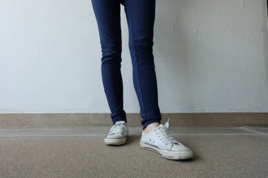 Kot ve beyaz spor ayakkabı sokaklarda genç kadın moda 