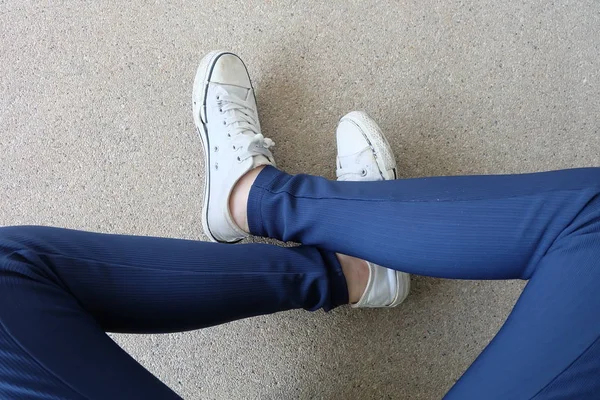 Mode Jeans Femme en Jeans Bleus et Sneakers Blanches dans les Rues — Photo