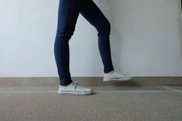 Mode ung kvinna i blå Jeans och vita Sneakers på gatorna — Stockfoto