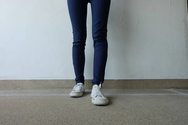 Moda Jovem Mulher de Calça Jeans Azul e Branco Tênis nas Ruas — Fotografia de Stock