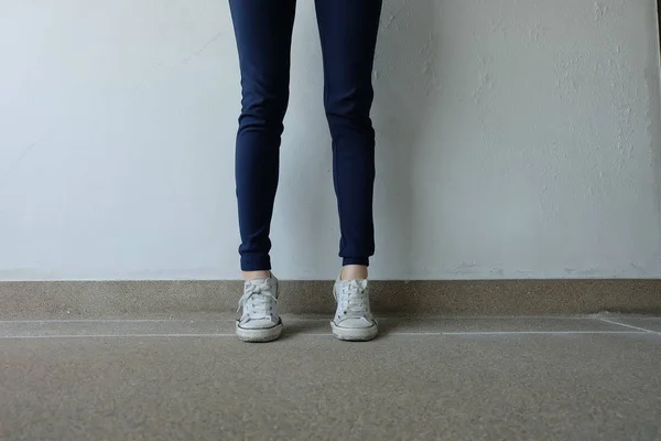 Moda Jovem Mulher de Calça Jeans Azul e Branco Tênis nas Ruas — Fotografia de Stock