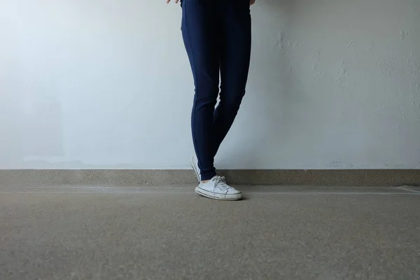 Moda Jovem Mulher de Calça Jeans Azul e Branco Tênis nas Ruas — Fotografia de Stock