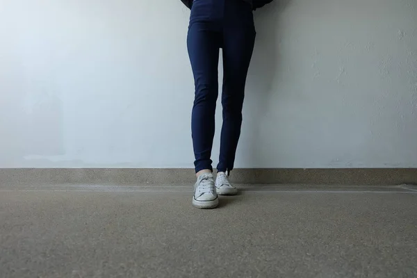 De jonge vrouw mode in blauwe Jeans en witte Sneakers op straat — Stockfoto