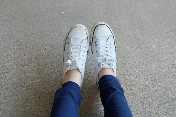 Moda Jovem Mulher de Calça Jeans Azul e Branco Tênis nas Ruas — Fotografia de Stock