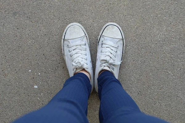 Mode ung kvinna i blå Jeans och vita Sneakers på gatorna — Stockfoto