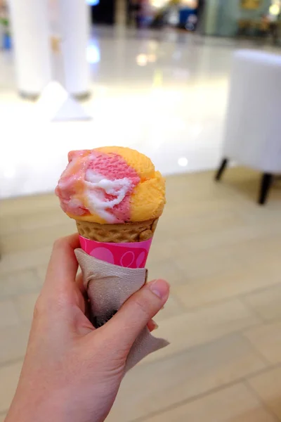 Mão Segurando um Sorvete Cones de Rasberry, Morango com Frutas — Fotografia de Stock