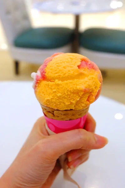 Mano sosteniendo un helado Conos de Rasberry, Fresa con frutas —  Fotos de Stock