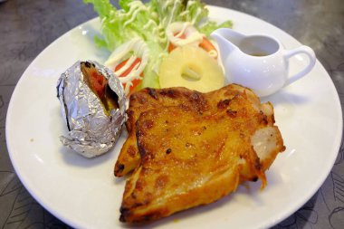 Izgara tavuk biftek sebze salatası ile