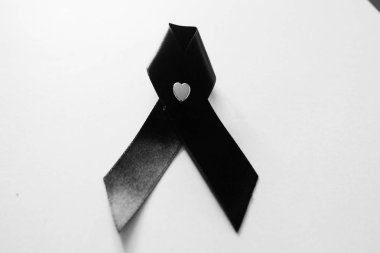 Şerit, yas beyaz arka planda siyah kurdele siyah 